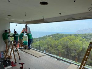 Ademas con orto vidrio de la misma composición en el lateral unidos entre si con silicona estructural especial.